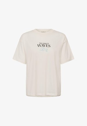 T-shirt blanc à manches courtes avec le texte "l'amour vient en VAGUES" et deux illustrations simples de vagues bleues au centre devant.