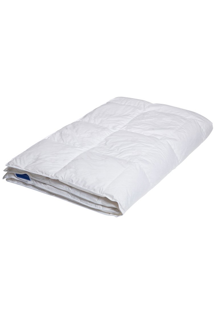 Weißes, gefaltetes Bettlaken mit einem gesteppten Design und sichtbaren Nähten. Hergestellt aus weichem Stoff mit glatter Textur. Blauer Akzentanhänger sichtbar.