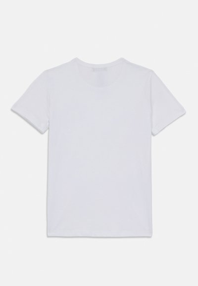 Bela kratka majica s kratkimi rokavi, izdelana iz mehke bombažne tkanine. Ima okroglo izrez in preprost, neokrašen dizajn brez vzorcev ali poudarkov.