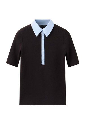 Chemise côtelée marron foncé à manches courtes avec col pointu bleu clair et patte de boutonnage au centre devant.