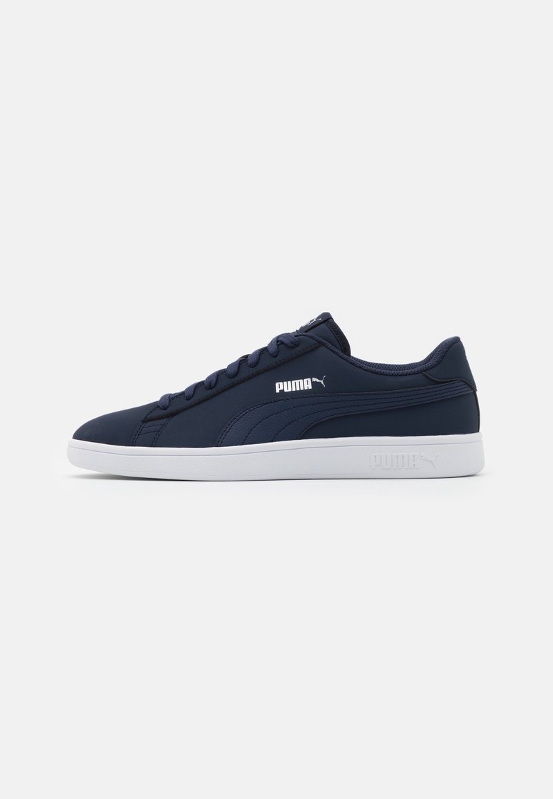 Granatowe trampki z gładką tekstylną cholewką, białą gumową podeszwą i tonowanymi sznurowadłami. Posiada logo Puma po bokach i z tyłu.
