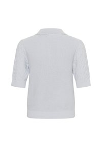 Pull en maille blanc à manches courtes avec un motif losange texturé sur les manches, col et ourlet côtelés, vu de dos.