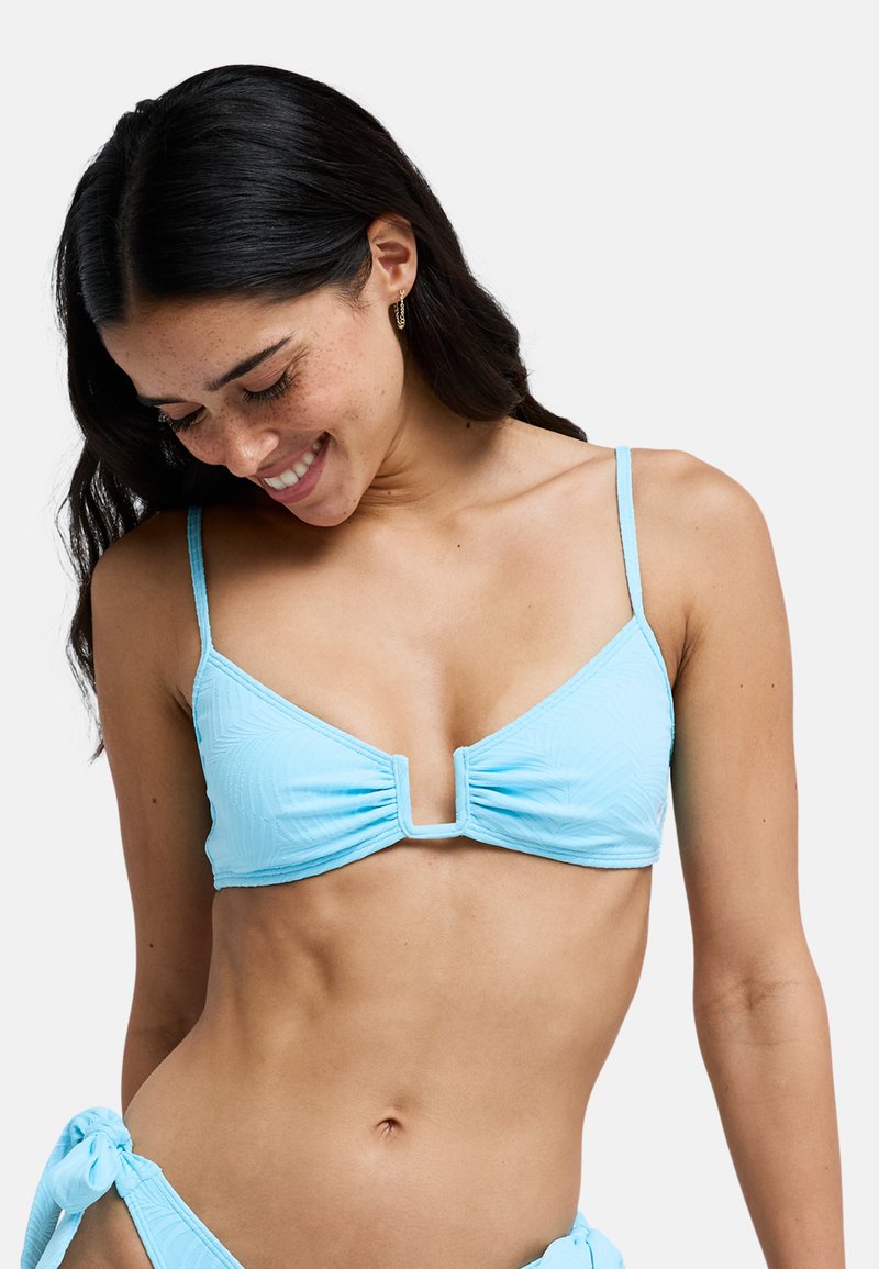 Ανοιχτό μπλε κορυφή μπικίνι με λεπτές ρυθμιζόμενες τιράντες, τριγωνικές θήκες, πτυχωτή υφή και λεπτομέρεια με κρίκο στο κέντρο.