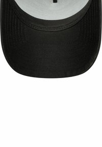 Schwarze Baseballmütze mit gebogenem Schirm, aus strukturiertem Stoff. Das Innenfutter ist hellgrau und hat einen genähten Abschluss am Rand.
