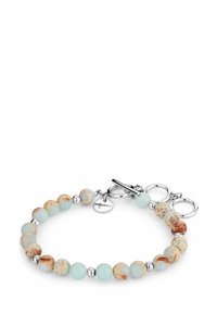 Pärlarmband med akvamarin- och krämfärgade stenar samt metalliska accenter. Inkluderar en vippkrok och cirkulära länkar. Slät yta.