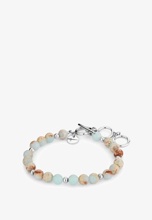 Kralenarmband met aqua en crèmekleurige stenen met metalen accenten. Inclusief een toggle sluiting en ronde schakels. Soepele textuur.