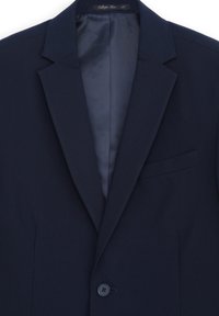 Blazer da uomo blu navy con rever a punta, chiusura a un bottone e taschino sul petto; foderato con un interno liscio. Realizzato in un tessuto texturizzato.