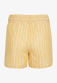 Keltaiset raidalliset shortsit, valmistettu liinasekoitekankaasta, joissa on vyötärönauha ja suora leikkuu. Raidat ovat valkoiset teksturoidulla pohjalla.