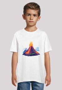 Weißes Baumwoll-T-Shirt mit einem bunten Vulkan-Design, umgeben von Bergen und Wolken. Kurze Ärmel und Rundhalsausschnitt.