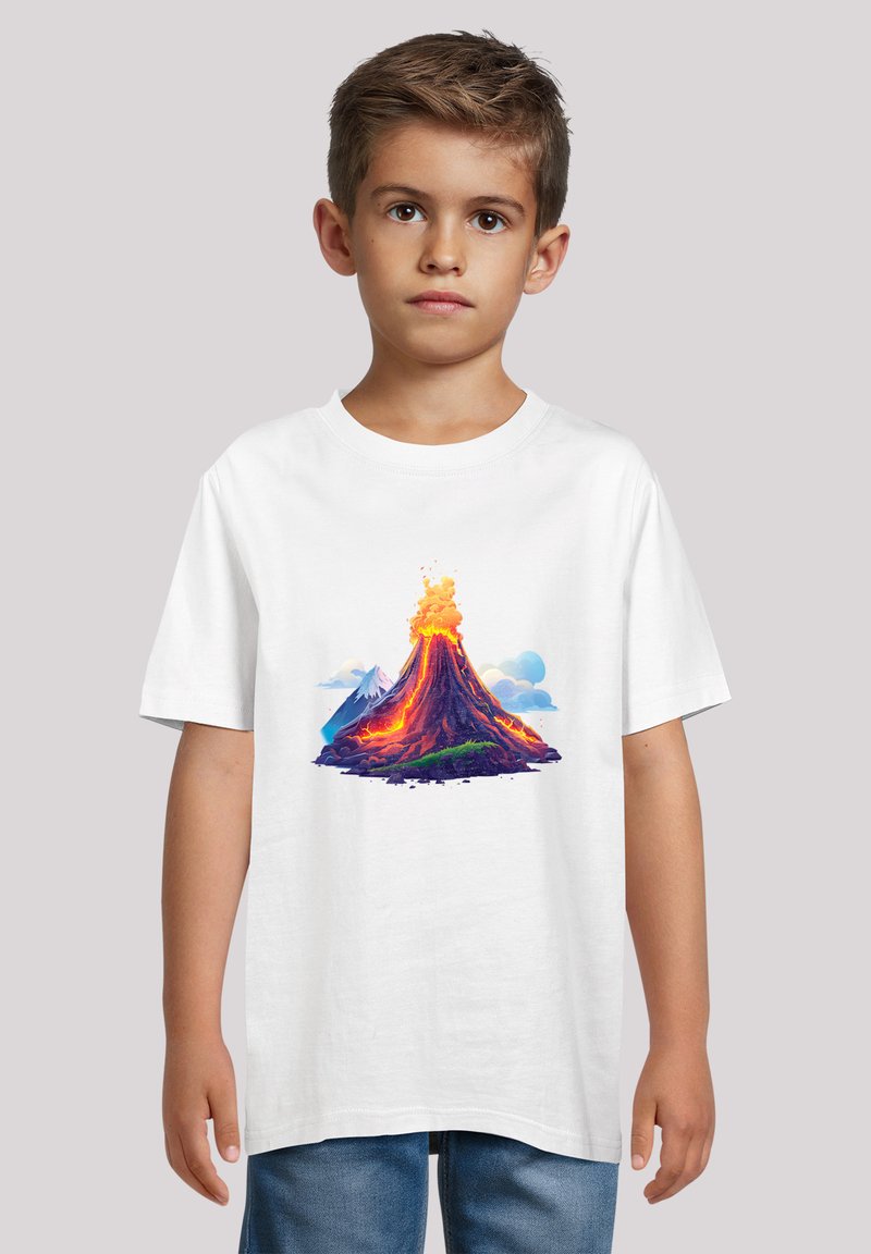 Weißes Baumwoll-T-Shirt mit einem bunten Vulkan-Design, umgeben von Bergen und Wolken. Kurze Ärmel und Rundhalsausschnitt.