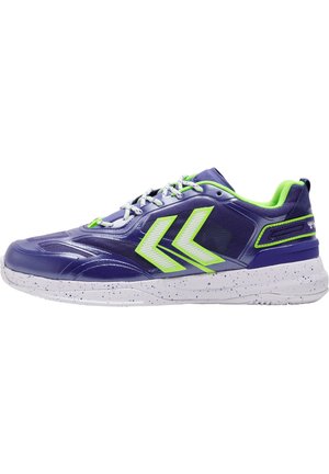 Des chaussures de sport violettes présentent une finition brillante, des accents vert néon, une tige texturée, et une semelle blanche mouchetée avec un design épuré.