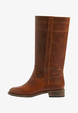 Brązowe skórzane botki do kolan z okrągłym noskiem, przeszyciami i niskim drewnianym obcasem. Gładka tekstura z minimalnymi akcentami.