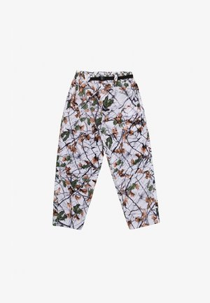 Kamó mintás nadrág fehér háttérrel, zöld levelekkel és barna ágakkal. Rugalmas derékrész fekete övvel. Rövidített szár kialakítás.