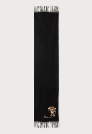 Sciarpa di lana nera con frange alle estremità, con un piccolo orsetto marrone che tiene fili di perle e una firma bianca vicino al fondo.