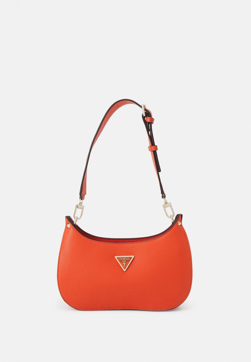 Sac à épaule en cuir orange avec forme incurvée, bandoulière réglable et logo Guess triangle doré au centre devant.