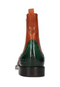 Botín de piel con parte superior marrón y empeine verde, adornado con perforaciones tipo brogue y un tacón negro plano.