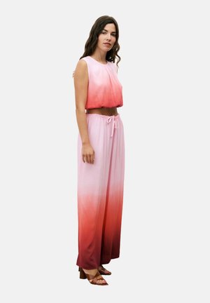 Zweiteiliges Outfit mit einem Verlaufdesign; das Croptop ist hellrosa, das zu dunklem Rot übergeht, kombiniert mit weit geschnittenen Hosen, ebenfalls mit Farbverlauf und mit Kordelzugbund.
