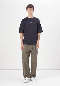 Oakley NEW RETRO PANTS - Oldalzsebes nadrágok - raven