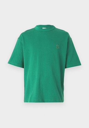 Zelené bavlněné tričko s kulatým výstřihem, krátkými rukávy a vyšitým písmenem "S" na levé hrudi. Měkká textura, volný střih.