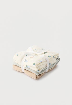 Tre sammenfoldede babytepper i beige, grått og hvitt med blått blomstermønster, bundet sammen med en hvit sløyfe.