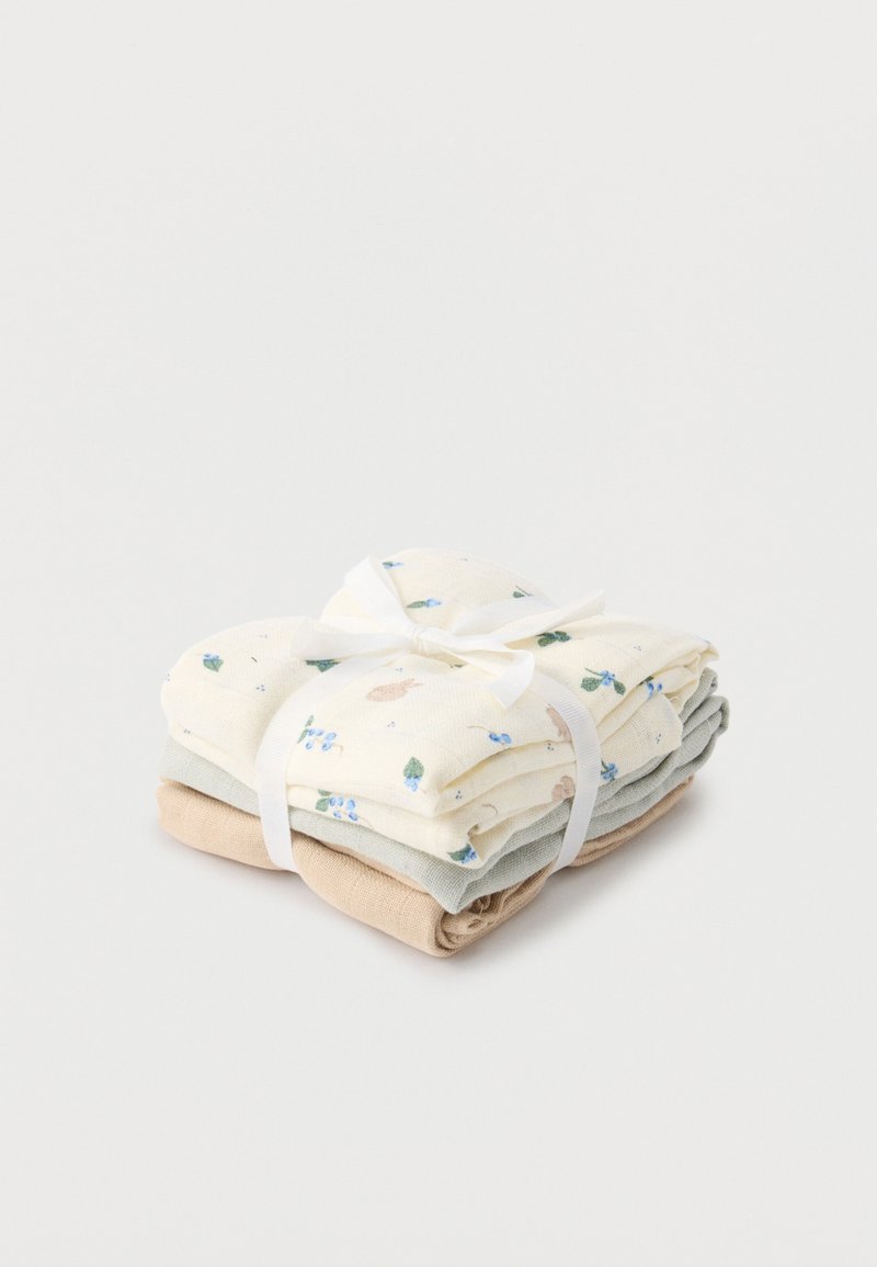Τρία διπλωμένα παιδικά κουβέρτα σε μπεζ, γκρι και λευκό με μπλε λουλουδάτο σχέδιο, δεμένα μαζί με ένα λευκό φιόγκο κορδέλα.