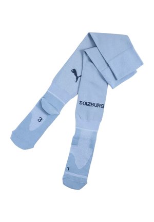 Jasnoniebieskie sportowe skarpetki z logo Puma, napisem „SALZBURG” oraz oznaczeniami rozmiaru: „3” na prawej i „7” na lewej skarpecie.