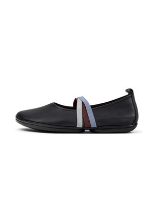 Ballet flat nera in pelle con fasce elastiche blu chiaro, bordeaux e grigie. Presenta una texture liscia e un design con punta rotonda.