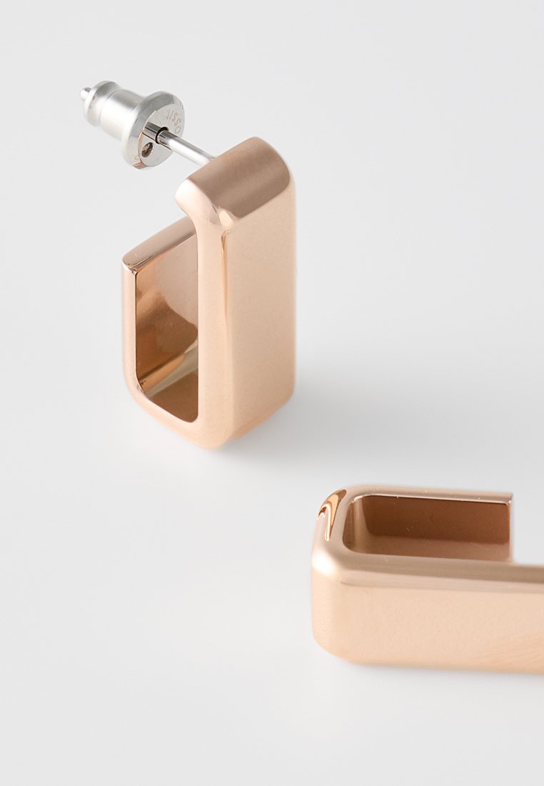 Ohrringe aus roségoldfarbenem Metall mit einem geometrischen, offenen Quadratsdesign. Sie haben eine glatte Oberfläche und eine sichere Steckverschlussbefestigung.