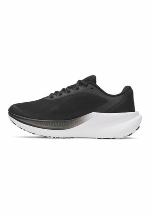 Scarpa da corsa atletica nera con tomaia in mesh e suola bianca spessa mostrata di lato su sfondo bianco.