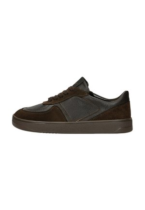 Sneaker basso marrone scuro con pelle strutturata e pannelli in suede, chiusura con lacci e suola spessa in gomma.