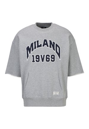 Sweat-shirt gris à manches courtes avec "MILANO 19V69" en lettres noires et blanches en gras et une poche kangourou à l'avant.