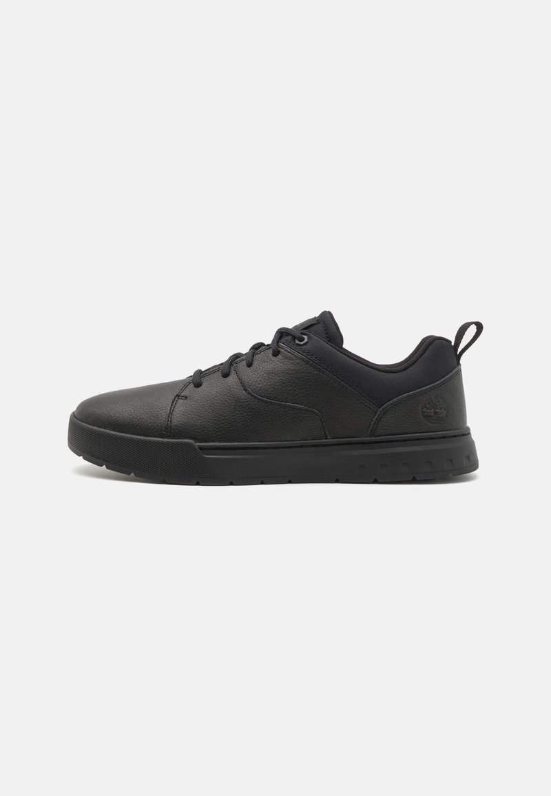 Zapatillas negras con parte superior de cuero texturizado, punta redonda, cierre de cordones, cuello acolchado y suela de goma con suela de tracción.