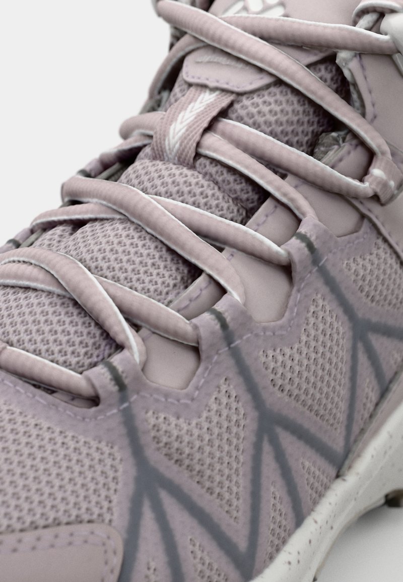 Hellviolette Sportchuhe mit Netzgewebe, strukturierten Overlays und reflektierenden Akzenten. Ausführliches Schnürsystem und einzigartiges geometrisches Design.