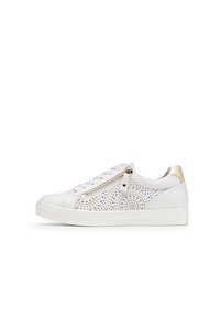 Fehér bőr sneaker perforált díszítéssel, arany kiegészítőkkel és oldalsó cipzárral. Kerek orrú, lapos talpú és fűzős kialakítású.