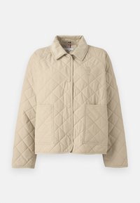 Beige quiltet jakke med knappelukking foran, store lommer med klaff og krage. Har et logo-akseent på venstre bryst.