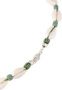 Collana con conchiglie e perline verdi con hardware in argento, caratterizzata da un mix di conchiglie bianche testurizzate e accenti verdi lisci, chiusura sicura.