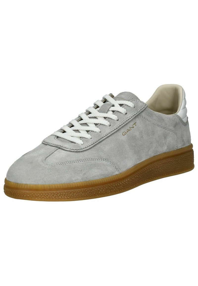 Szare zamszowe trampki z białymi sznurówkami, gumową podeszwą oraz kontrastującym białym klapkiem na pięcie. Złote logo GANT z boku. Gładka faktura na całej powierzchni.
