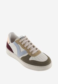 Baskets blanches avec un mélange de cuir et de daim. Présentent des accents beige, vert, bordeaux et bleu clair. Bout rond, fermeture à lacets, tige texturée.