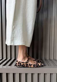 Manfield Bailarinas con hebilla - beige