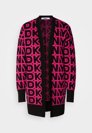 DKNY Cardigan mit gewagtem schwarzen und pinken Logomuster, offenem Vorderdesign, langen Ärmeln und schwarzem geripptem Saum an den Rändern.