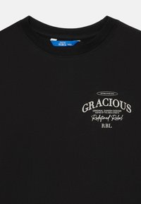 Sort crew neck t-shirt med hvid tekst på brystet, der står "Gracious Original Danish Design Redefined Rebel RBL", samt en blå størrelseslabel inden i kraven.