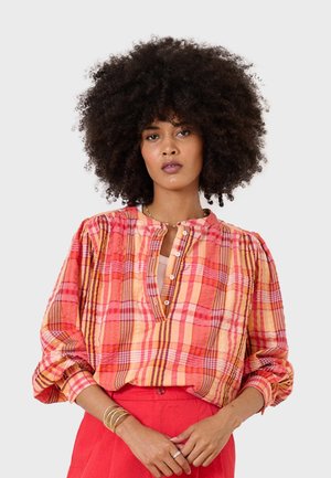 Kleurrijke geruite blouse met oranje, roze en gele strepen; lichte stof met een relaxte pasvorm, knoopsluiting bij de hals en pofmouwen.