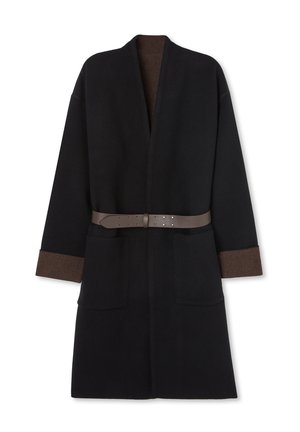 Schwarzer Wollmantel mit braunen Manschetten, offener Vorderseite und zwei vorderen Taschen, tailliert mit einem braunen Gürtel mit silbernen Akzenten.