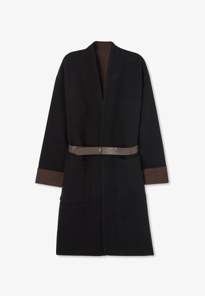 Sort uldfrakke med brune manchetter, åbent foran og to forlommer, indsnøret i taljen med et brunt bælte med sølvdetaljer.