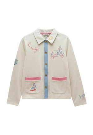 Cremefarbene Hemdjacke mit blauem Besatz, pinken Taschendetails und bunten bestickten Motiven von einem Roller, Fisch, Segelboot, Muschel und Hai.