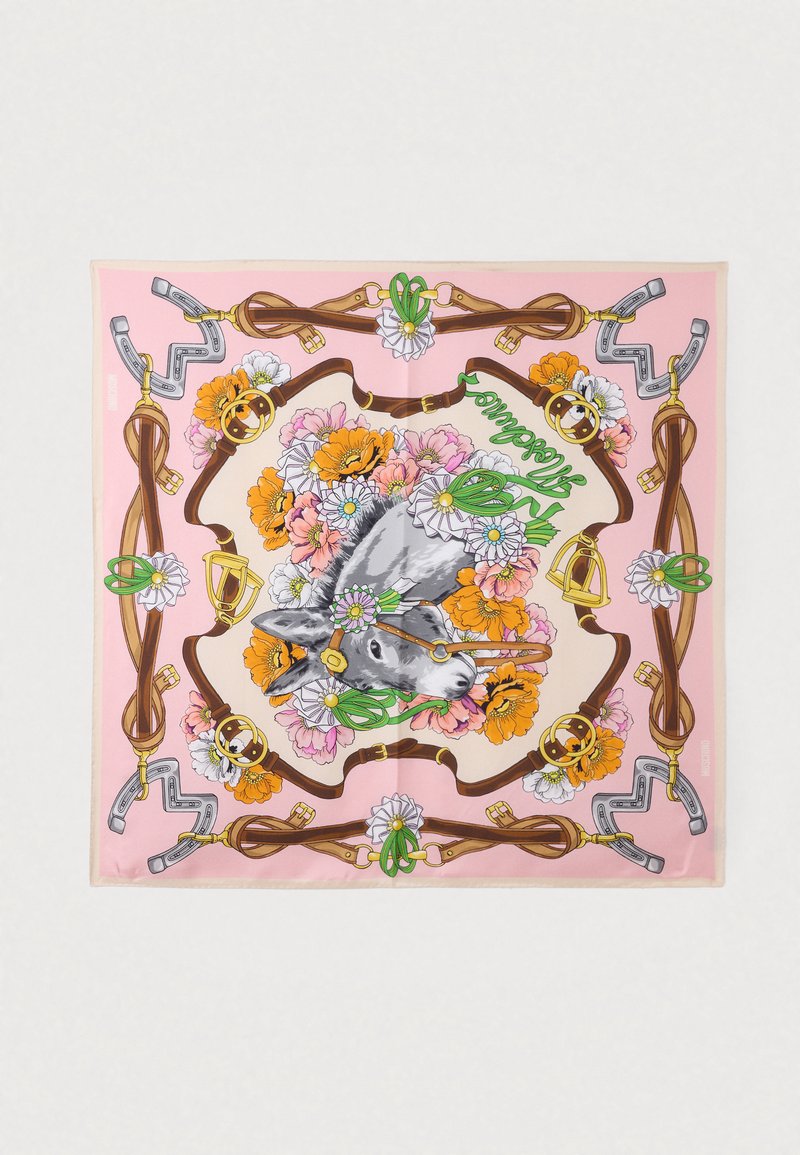 Sidenhalsduk med ett grått åsnehuvud, omgiven av orangea och rosa blommor, hästsko och bruna läderremmar på en ljust rosa bakgrund.