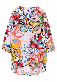 Blouse à motif floral multicolore avec encolure en V, manches trois-quarts et coupe ample ; présente un mélange vibrant de rose, rouge et jaune.