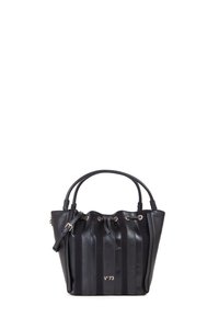 Borsa a secchiello nera in pelle con strisce verticali, due manici superiori, tracolla regolabile, accessori in oro e chiusura a coulisse. Presenta il logo.