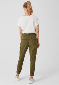 s.Oliver Cargobyxor - dark green