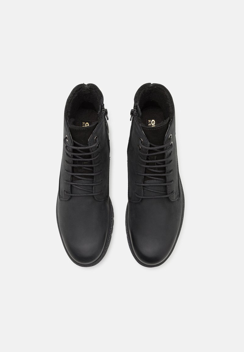 Stivali alla caviglia in pelle nera con finitura liscia, design con sei occhielli e lacci, e cerniere laterali per una facile calzata. Fodera interna morbida e testurizzata visibile.